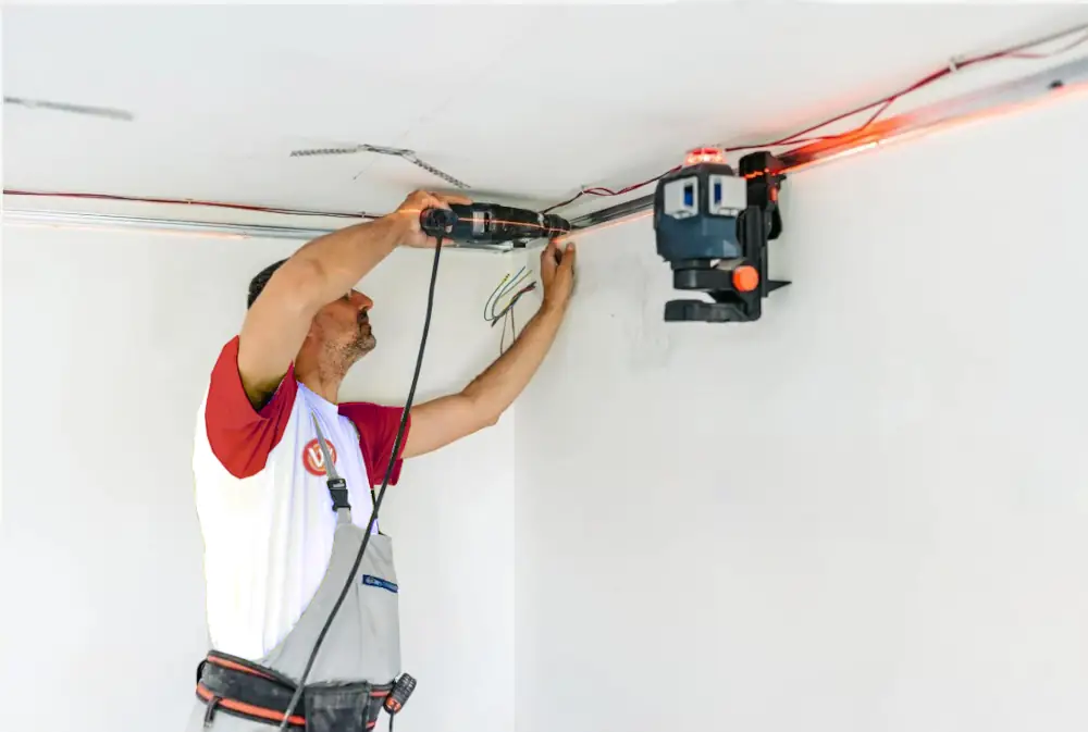 escayolista con taladro y nivel laser haciendo trabajos de pladur en Bilbao